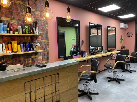 De houten balie en de spiegels van de salon