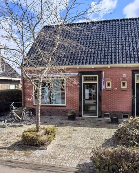 De gevel van de salon aan De Wieren 21 in Lutjegast