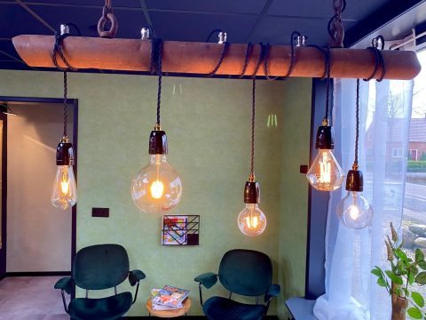 Edison-lampen aan een houten balk boven de wachthoek